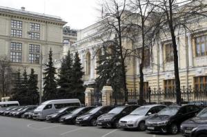 Cars are parked outside the headquarters of the Bank of Russia in Moscow April 30, 2015. REUTERS/Sergei Karpukhin